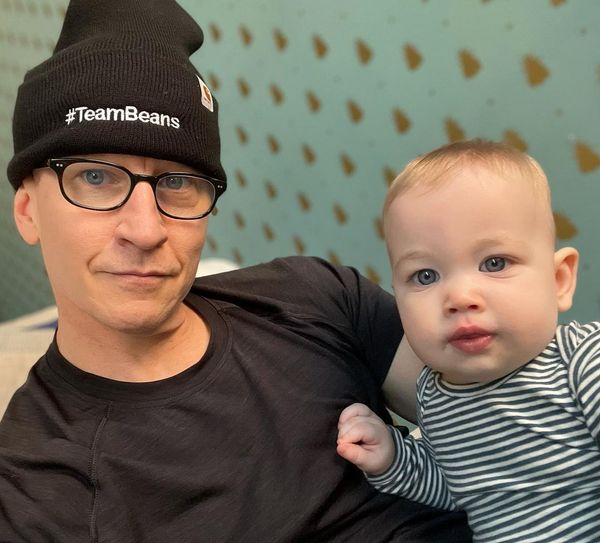 O jornalista Anderson Cooper, 54, com seu filho Wyatt Morgan, de um ano 