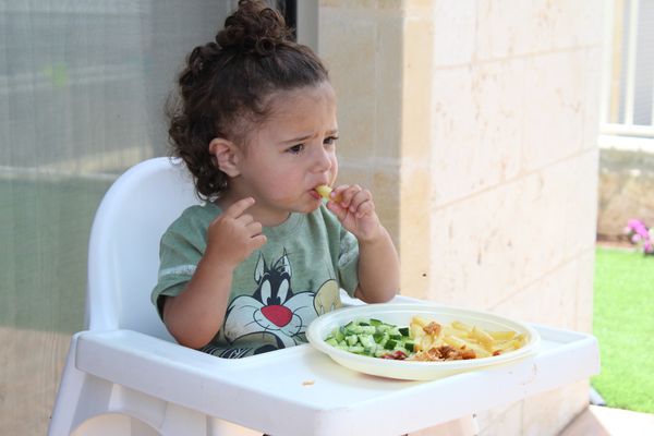 O método BLW consiste na oferta de alimentos em pedaços, tiras ou bastões