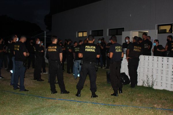 Policiais federais em operação que prendeu prefeito de São Mateus