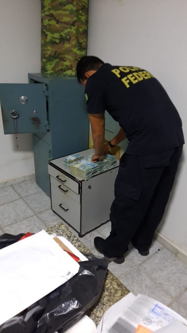 Prefeito de São Mateus e empresários são presos em operação da PF por Polícia Federal