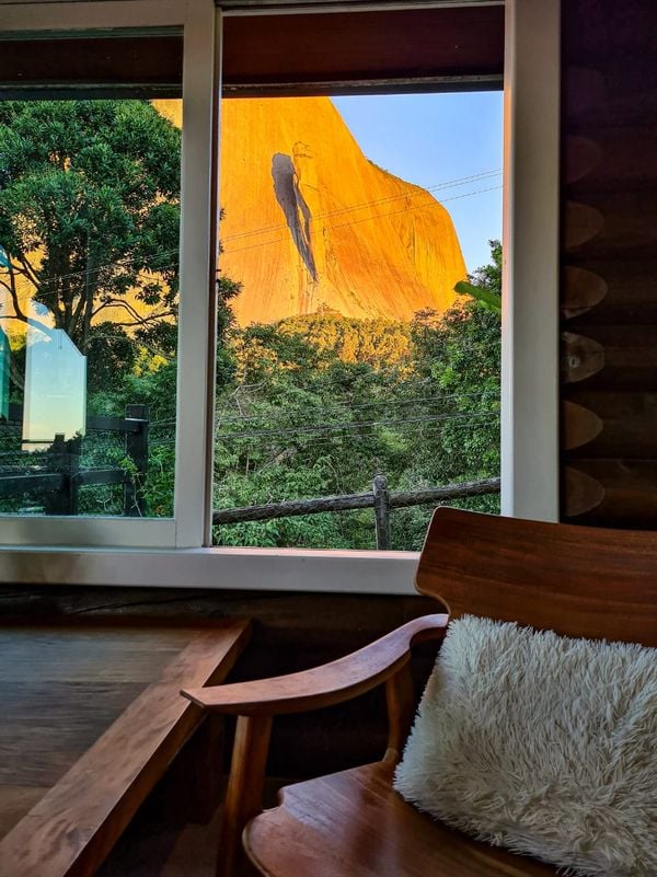 Aos pés da pedra mais famosa do Estado, a Pedra Azul, está o Le Maian por Divulgação/ Le Maian