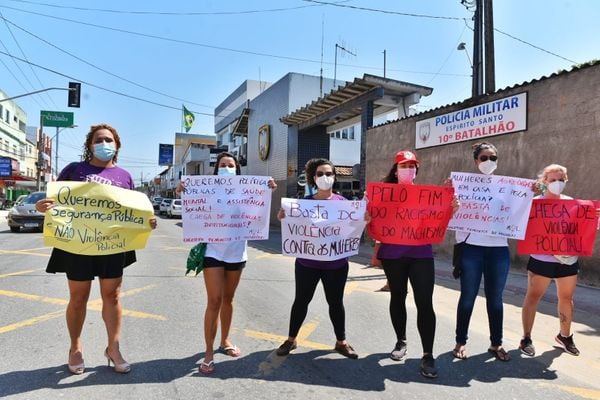 Grupo protesta contra policiais que agrediram idosa durante ação em Guarapari por Fernando Madeira