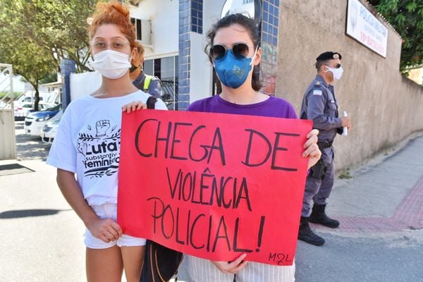 Grupo protesta contra policiais que agrediram idosa durante ação em Guarapari por Fernando Madeira
