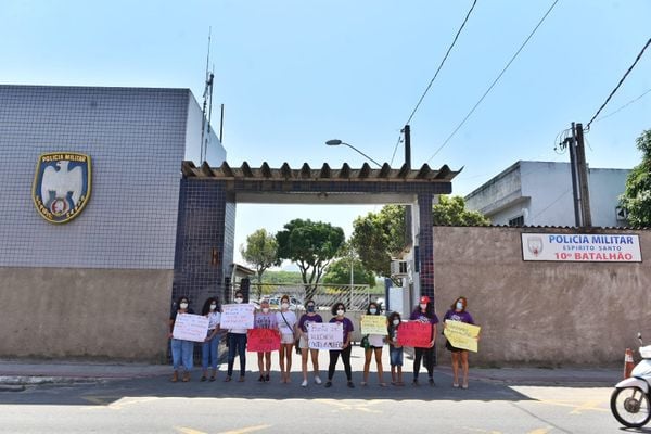 Grupo protesta contra policiais que agrediram idosa durante ação em Guarapari por Fernando Madeira