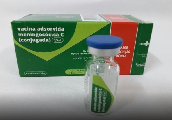 Caixa e frasco da vacina contra a meningite