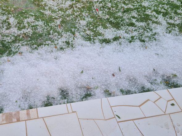 O granizo caiu em grande quantidade e se acumulou em muitas regiões por Leitor | A Gazeta