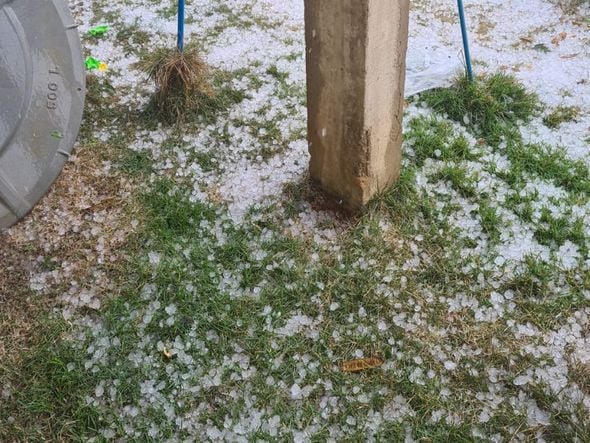 Gelo ficou acumulado nos quintais de muitas residências por Leitor | A Gazeta