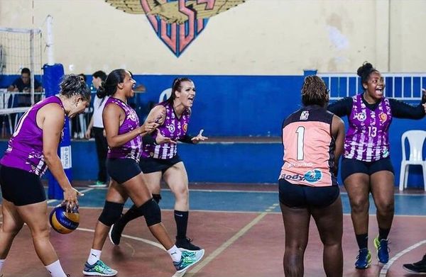 Ao centro, de meias pretas, Dandara Ferreira no vôlei