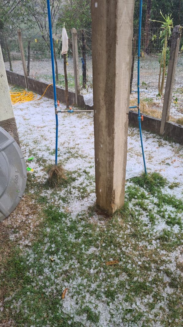 Gelo ficou acumulado nos quintais de muitas residências por Leitor | A Gazeta