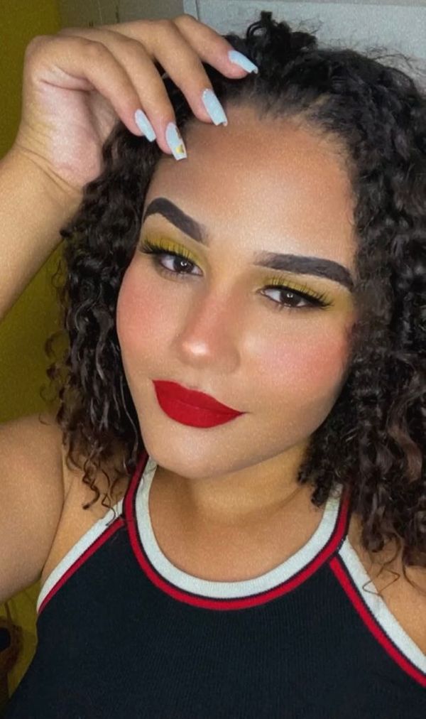 Fabiêmilly Victoria Soares da Conceição tem 18 anos e é nail designer; ela ensina o passo a passo da francesinha dupla