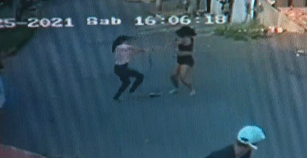 Mulher leva golpes de facão durante briga por ciúmes na Serra