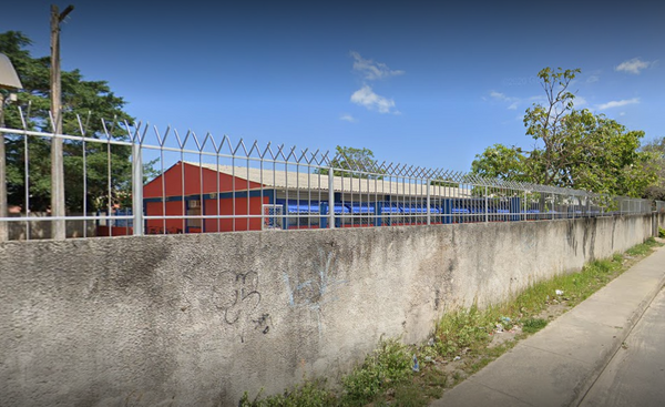O muro da Escola Estadual de Ensino Fundamental Elice Batista, em Serra Dourada II, na Serra