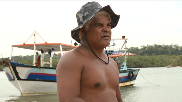 Pescador Arlei Lacerda de Freitas, um dos sobreviventes do naufrágio do barco pesqueiro, em Aracruz.