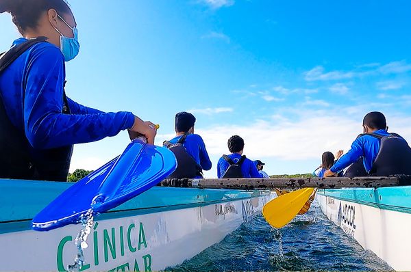 Projeto oferece aulas gratuitas de canoa havaiana à crianças e adolescentes em Linhares