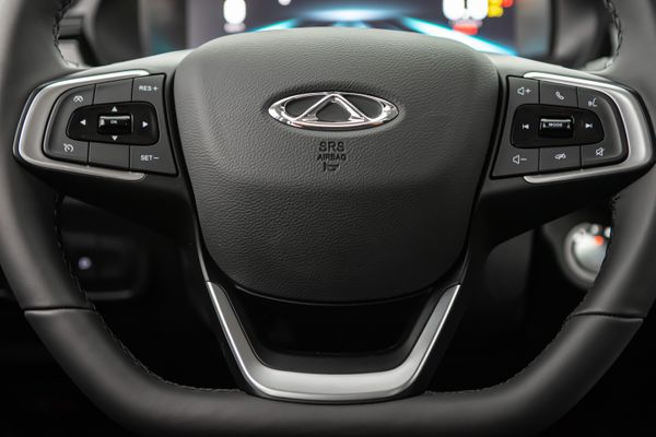 Volante de base achatada com comandos tanto da central multimídia quanto do painel de instrumentos por Caoa Chery/Divulgação