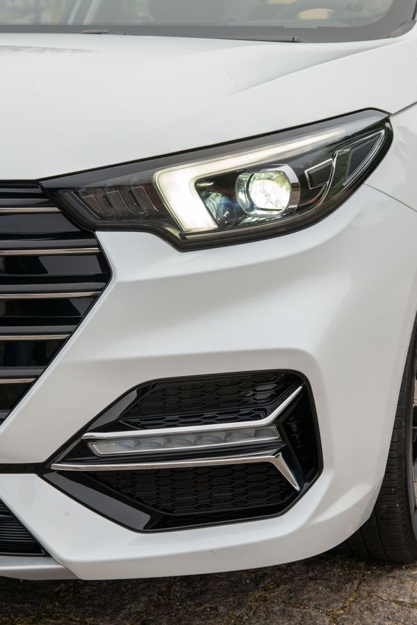 Os faróis são todos em led e as DRLs possuem detalhes cromados por Caoa Chery/Divulgação