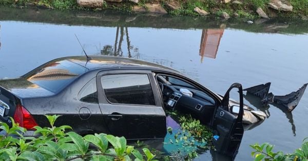 Carro caiu dentro de valão em Vila Velha nesta sexta-feira (1)