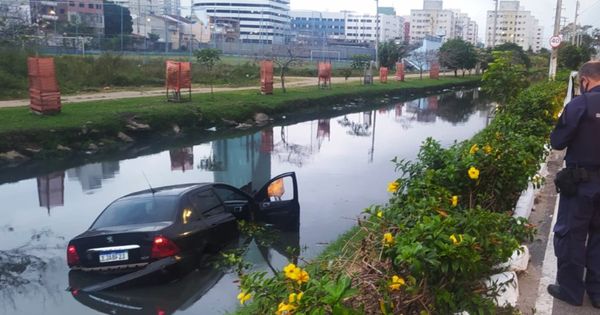 Carro caiu dentro de valão em Vila Velha nesta sexta-feira (1)