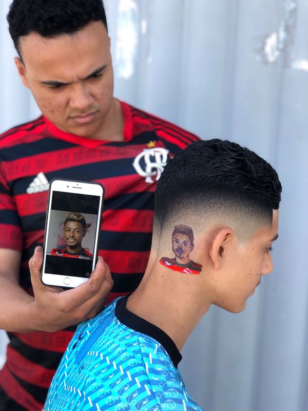 Eliseu inventa novos modelos para cortes de cabelo por Reprodução Instagram @eliseudocorte