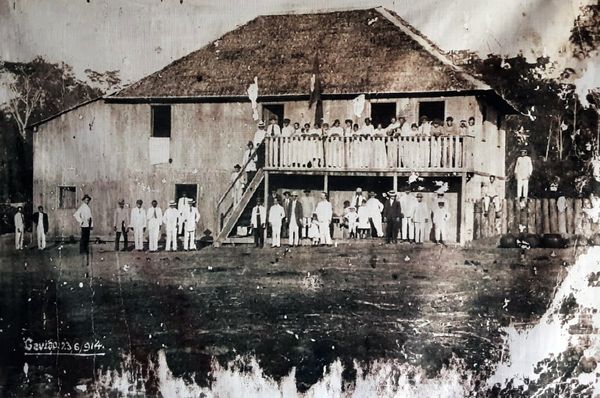 Foto mostra o barracão do Seringal Gavião; próximo dele, a família Tessinari se estabeleceu