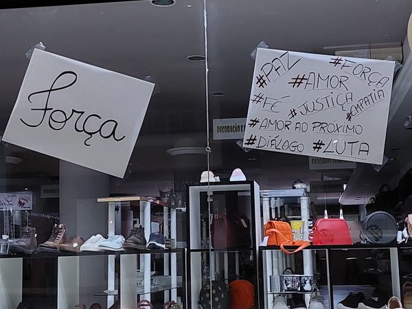 Manifestação pediu paz e o fim da violência contra a mulher por Divulgação