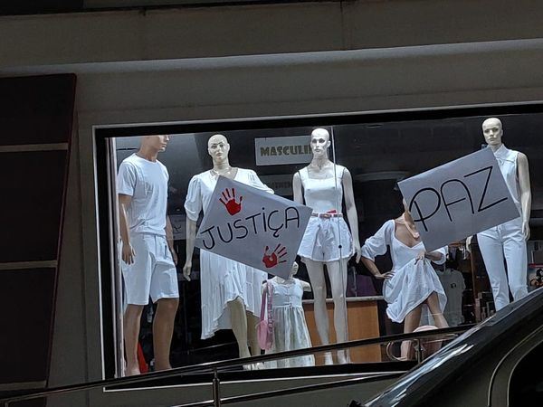 Manifestação pediu paz e o fim da violência contra a mulher por Divulgação