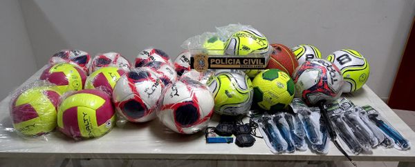 Material esportivo foi recuperado em uma casa no bairro Oriente, em Cariacica