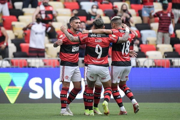 Time do Flamengo comemora gol com torcida ao fundo no Maracanã