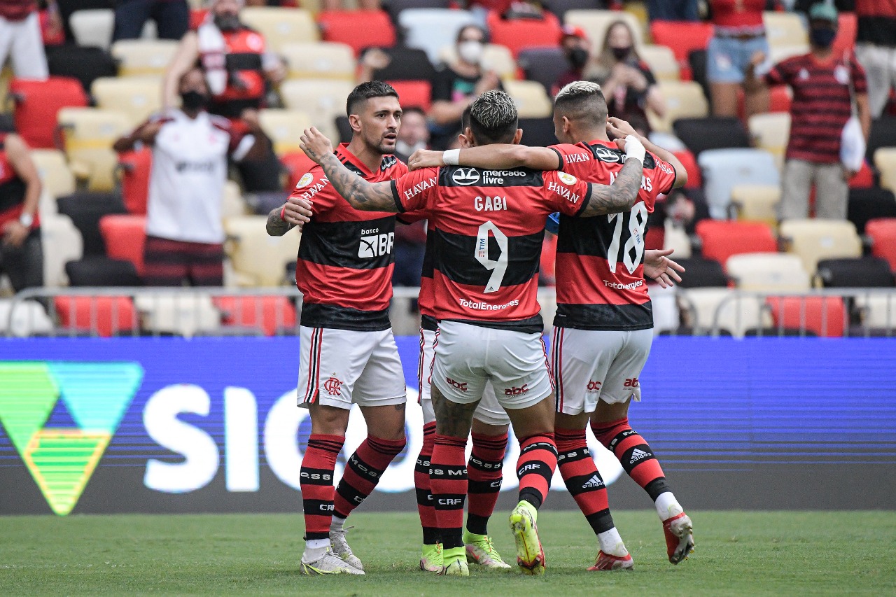 Vidal comemora gol marcado por Isla na vitória do Flamengo