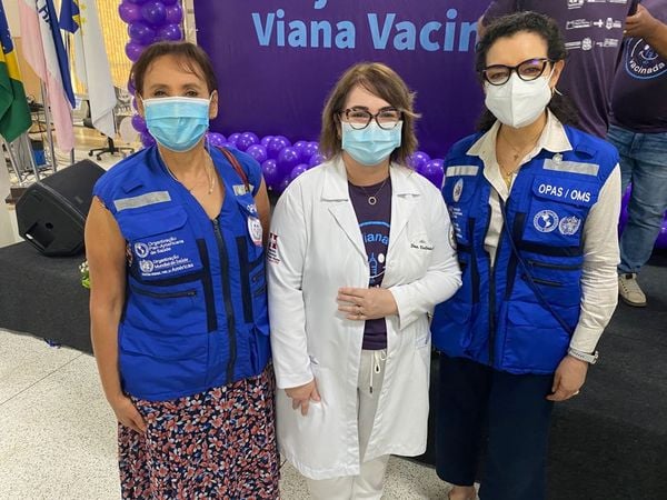 Valéria Valim, entre integrantes da Opas, durante ação do projeto Viana Vacinada