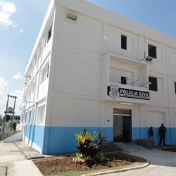 Testemunhas relataram para a PM que quatro suspeitos passaram pela localidade, vindos de outro bairro, e atiraram diversas vezes contra a vítima