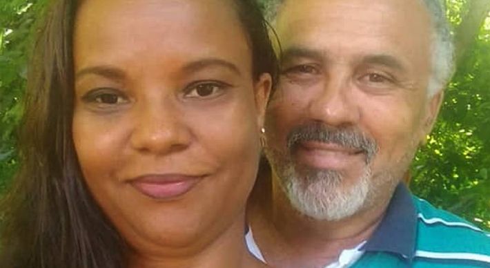 Adilson José de Freitas, de 56 anos, e Leidiana dos Santos, de 38 anos, foram mortos na noite desta segunda (4), no bairro Planeta. Duas crianças estavam com eles