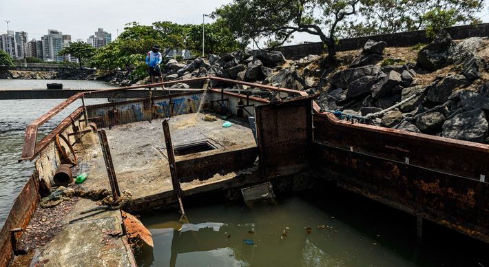 Registros do fotógrafo Vitor Jubini, de A Gazeta, mostram embarcações que realizavam passeios pela ilha de Vitória destruídas pela ação do tempo, próximo ao Píer de Iemanjá