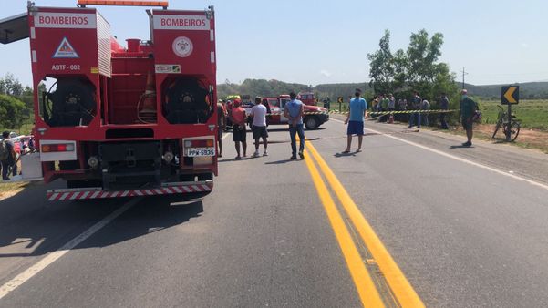 Acidente entre carro e caminhão mata motorista na BR 101 em São Mateus por Eliselmo Pereira