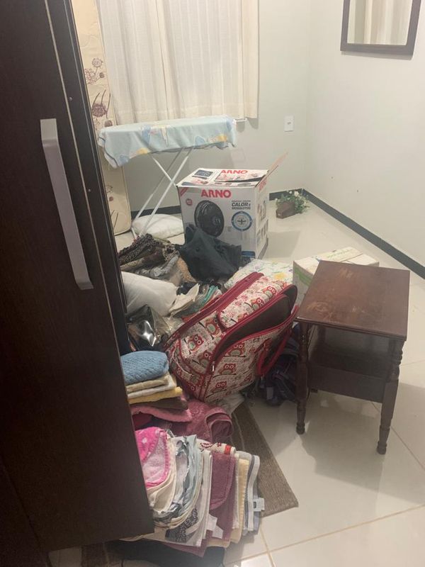 Bandidos reviraram casa das vitimas em busca de dinheiro, em Vila Valério. por Gabriela Fardin