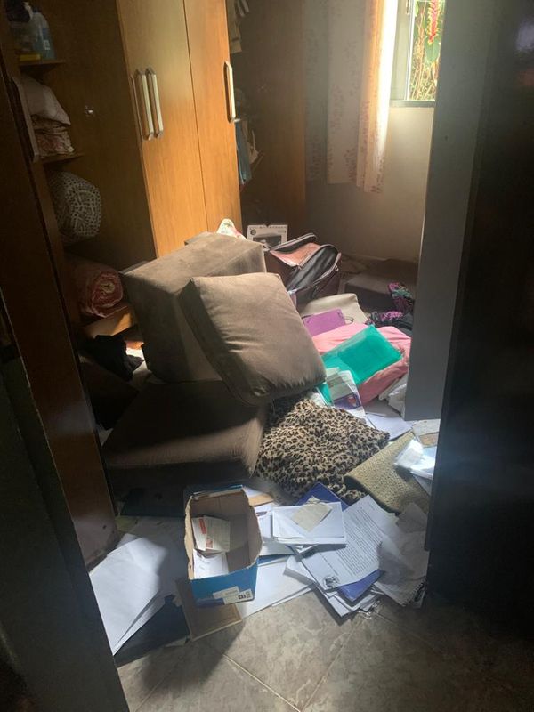 Bandidos reviraram casa das vitimas em busca de dinheiro, em Vila Valério. por Gabriela Fardin
