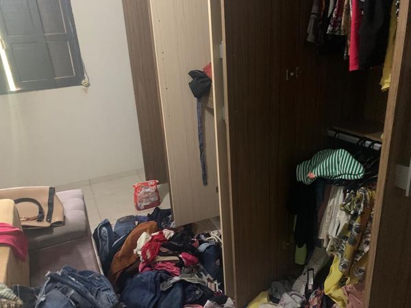 Bandidos reviraram casa das vitimas em busca de dinheiro, em Vila Valério. por Gabriela Fardin