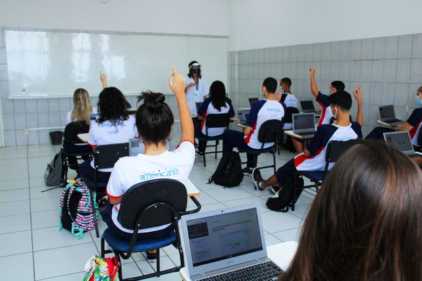 Com as mudanças, os estudantes continuam trabalhando as disciplinas básicas e poderão escolher conteúdos curriculares com os quais mais se identificam.