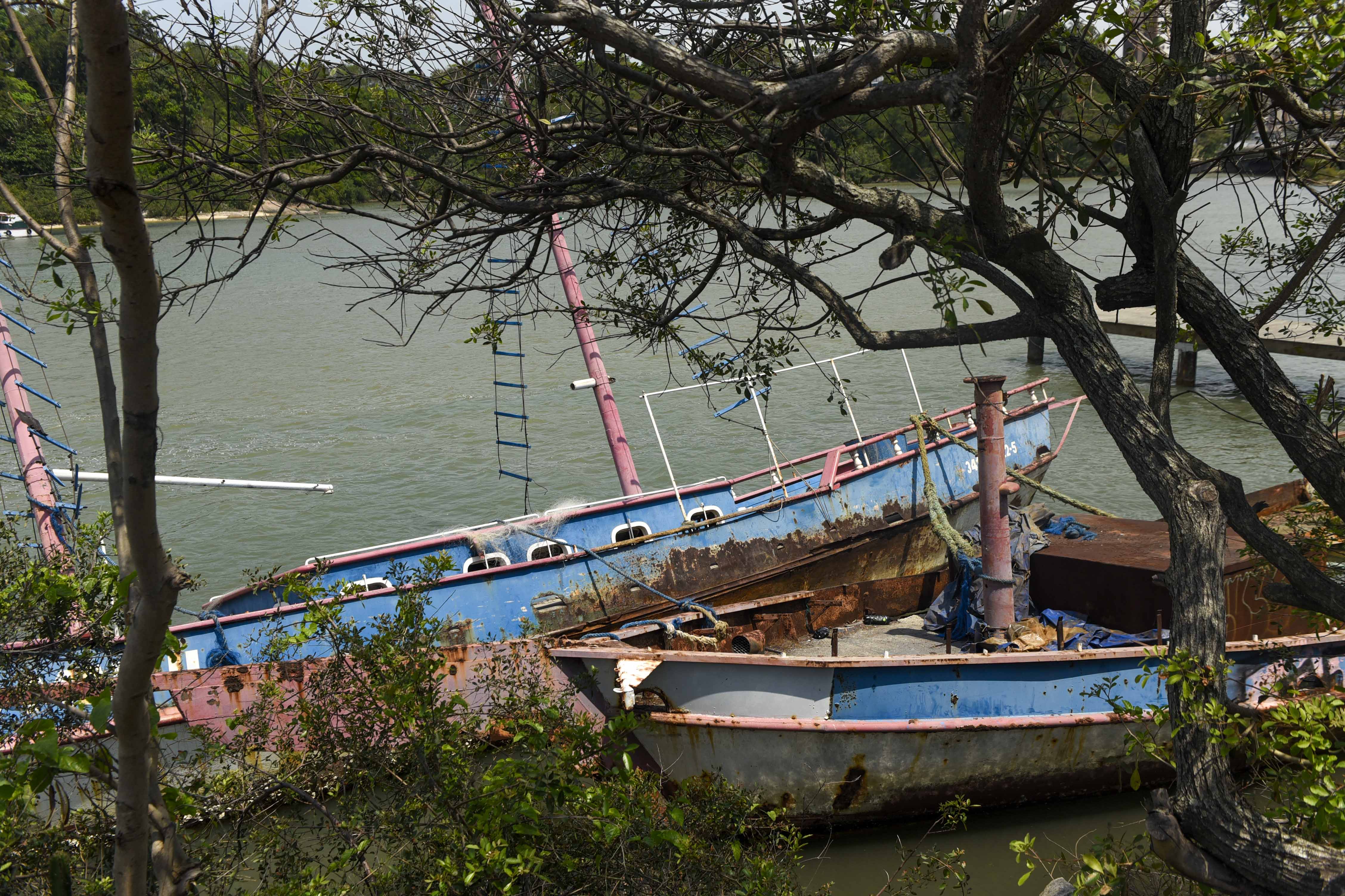 Escunas naufragadas próximo ao píer de Iemanjá na Praia de Camburi em Vitória