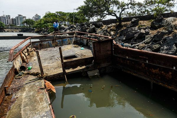 Registros do fotógrafo Vitor Jubini, de A Gazeta, mostram embarcações que realizavam passeios pela ilha de Vitória destruídas pela ação do tempo, próximo ao Píer de Iemanjá