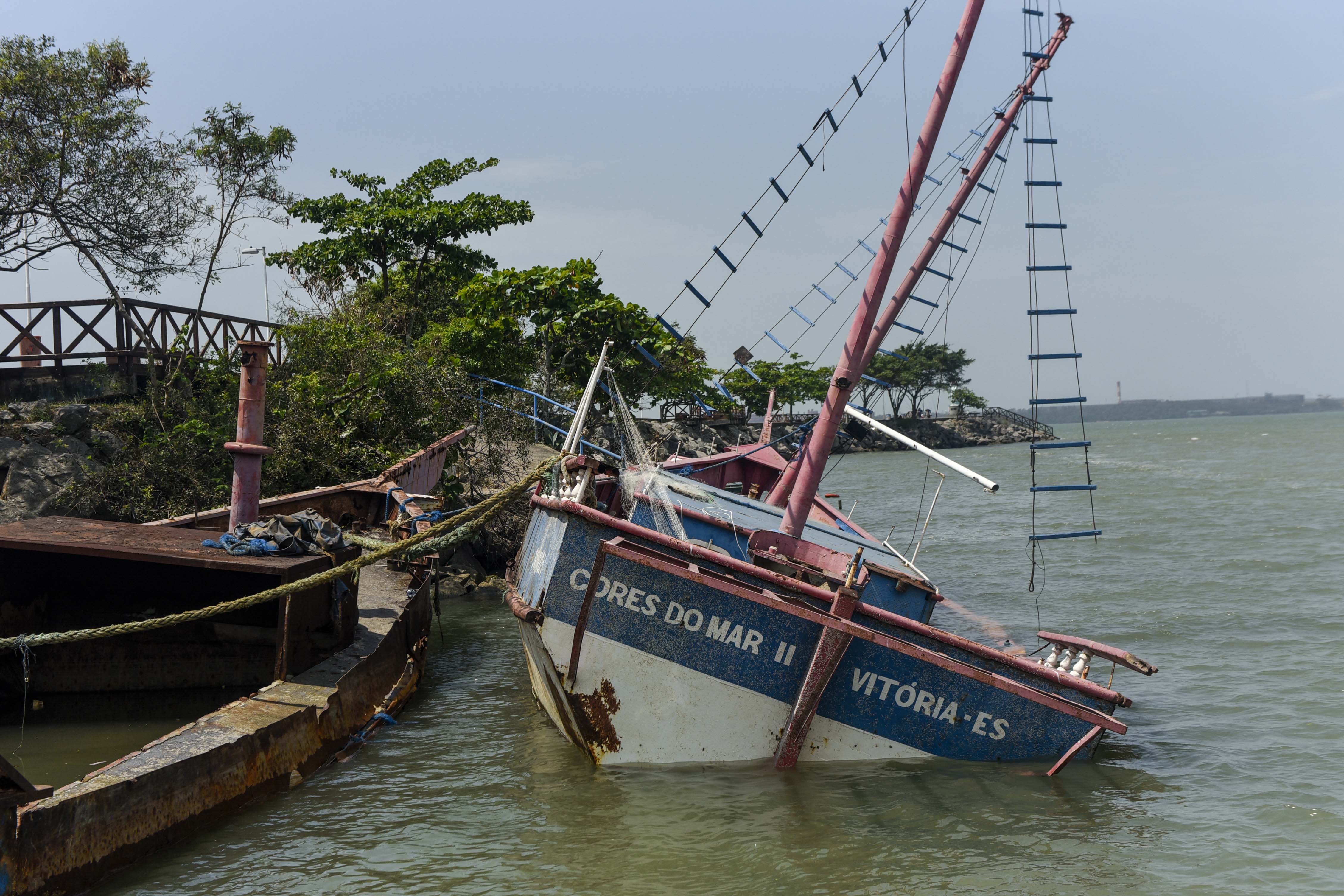 Escunas naufragadas próximo ao píer de Iemanjá na Praia de Camburi em Vitória