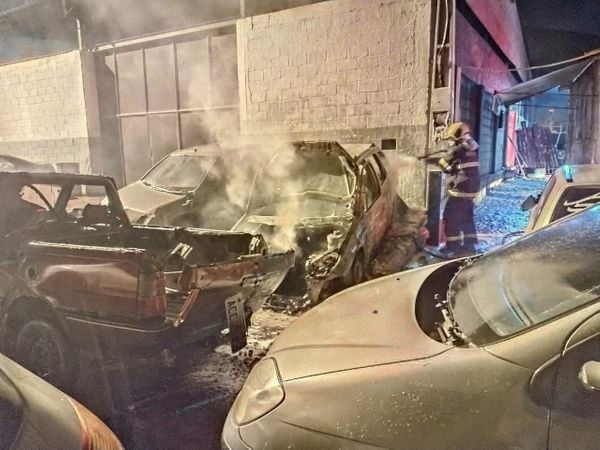 O incêndio foi madrugada desta terça-feira (05) e as chamas foram controladas pelo Corpo de Bombeiros