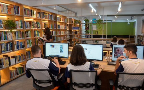 Inspirada nas principais bibliotecas acadêmicas e museus do mundo, a biblioteca oferece uma experiência de aprendizado disruptiva com muito debate, interação e comunicação. 