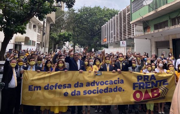 José Carlos Rizk Filho em caminhada com apoiadores para registrar chapa na disputa pela reeleição