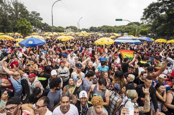 Movimentação de foliões durante os festejos do carnaval de São Paulo, em 2020
