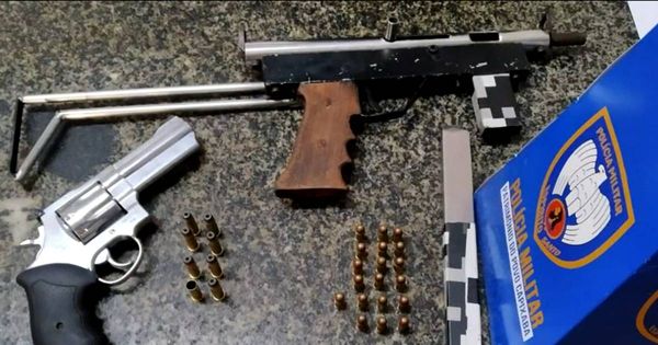 Revólver, submetralhadora e munição foi apreendida com jovens que atiraram contra a polícia em Central Carapina, na Serra