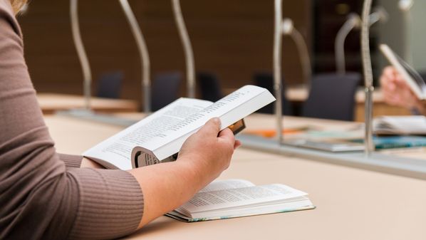 É preciso lembrar que o século XXI, com sua altíssima carga tecnológica digital e sua cultura exacerbada da imagem, não favorece mesmo a leitura