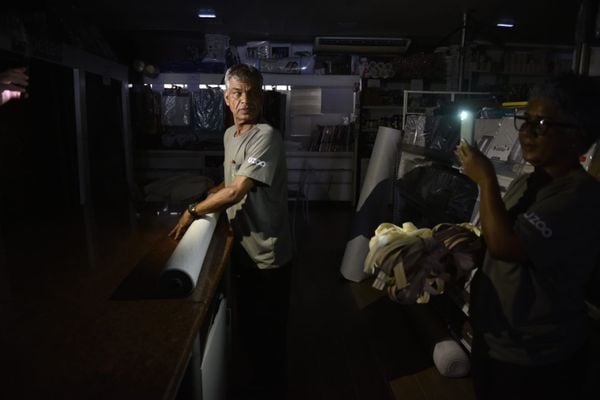 Trabalhadores de um comércio na Reta da Penha trabalharam às escuras devido à queda de energia por Ricardo Medeiros