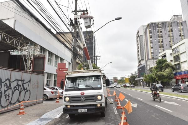 Para realizar o serviço, uma via da Reta da Penha foi isolada em um trecho por Ricardo Medeiros