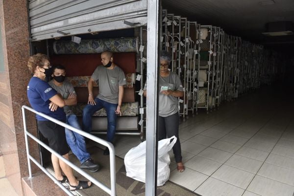 Sem energia, funcionários de lojas na Reta da Penha foram praticamente impedidos de trabalhar por Ricardo Medeiros